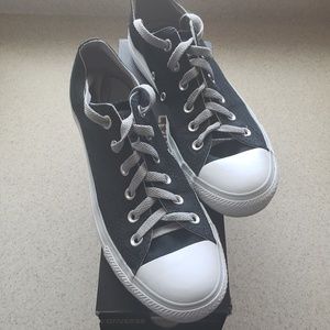 Converse Chuck Taylor's Black Men 6 & Women 8